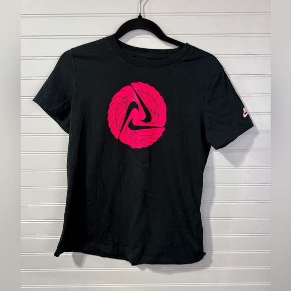Women’s Nike graphic black and pink tshirt. “The Nike Tee” size Medium - Picture 1 of 5